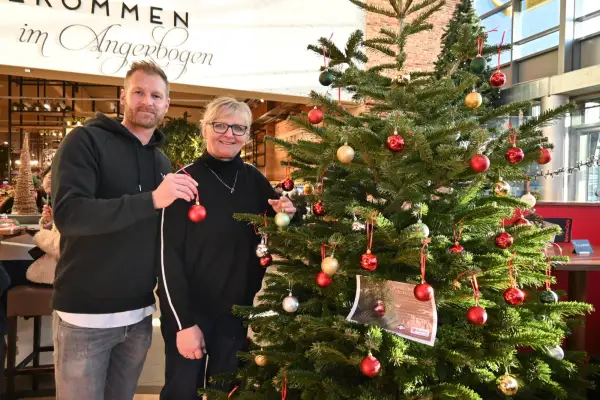 Café verkauft Baumkugeln für einen guten Zweck
