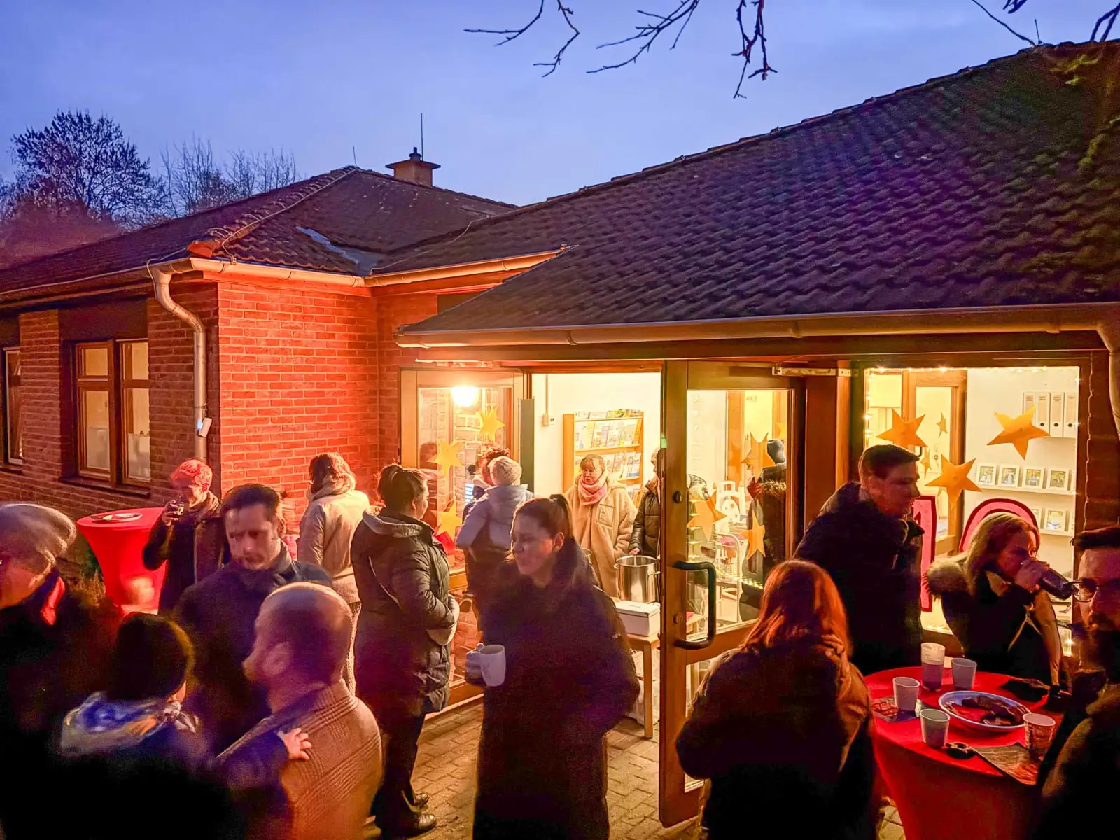 Bei Glühwein und Kakao konnte der frühe Abend am Adventsfenster KITA Angerau genossen werden. Foto: cj