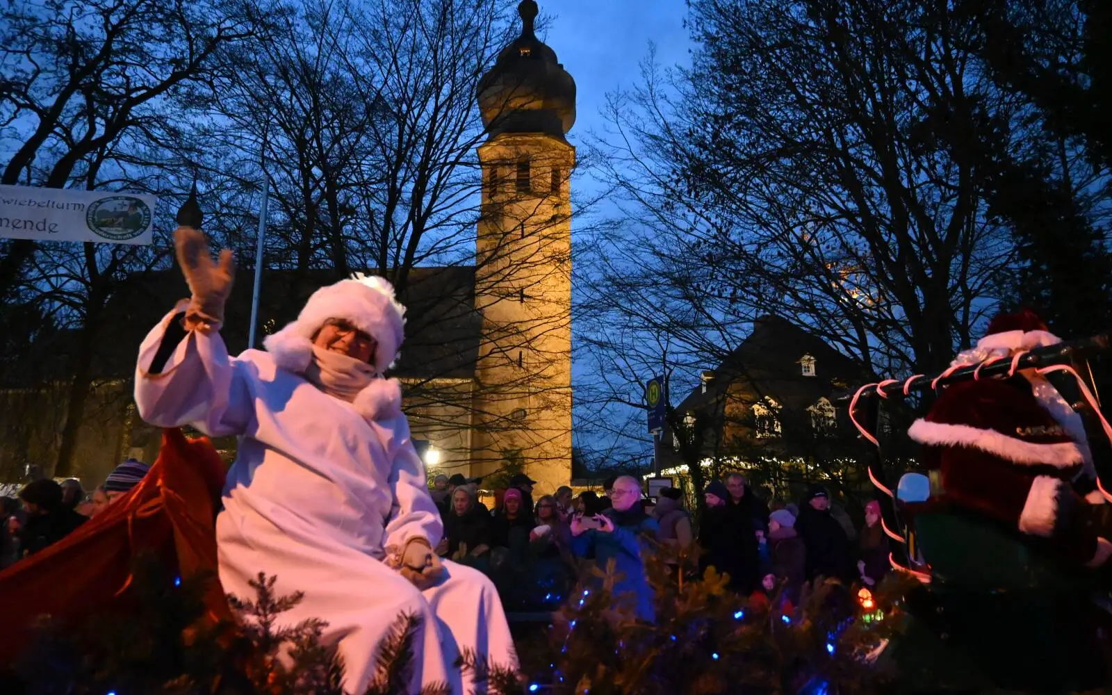 Liebevoll geschmückte Traktoren fuhren Sonntagnachmittag durch Rahm – wer gerade auf dem „Weihnachtsmarkt am Zwiebelturm“ war, hatte etwas zum Staunen. Sogar das Christkind war dabei. Foto: sam