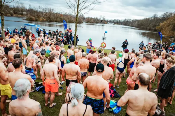 Beliebte Tradition: Neujahrsschwimmen im Barbarasee