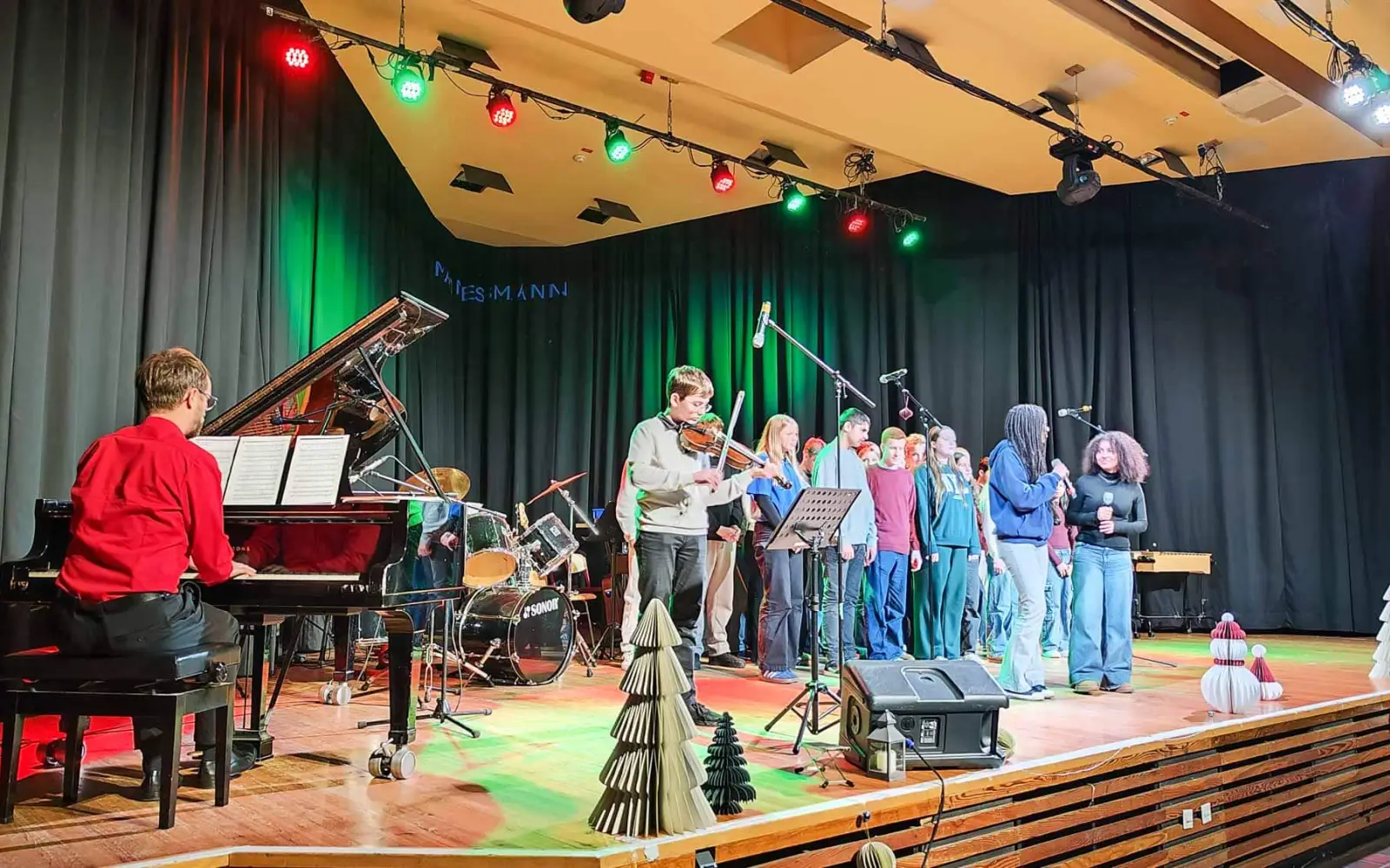 Die Klassen 8c und 8f führten das Lied „Stille Nacht, heilige Nacht“ auf. Foto: dav