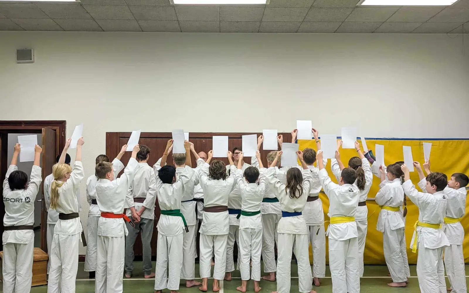 Die erfolgreichen Prüflinge des KSV Shaolin Karate Do präsentieren ihre Urkunden nach der bestandenen Gürtelprüfung. Foto: KSV