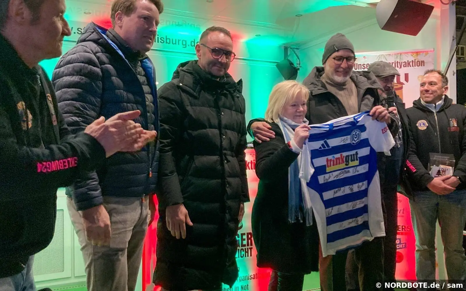 1.000 Euro spülte dieses signierte MSV-Trikot gegen eine Spende in die Kasse der Charity-Aktion, bei der Duisburger Duisburgern helfen. Foto: sam