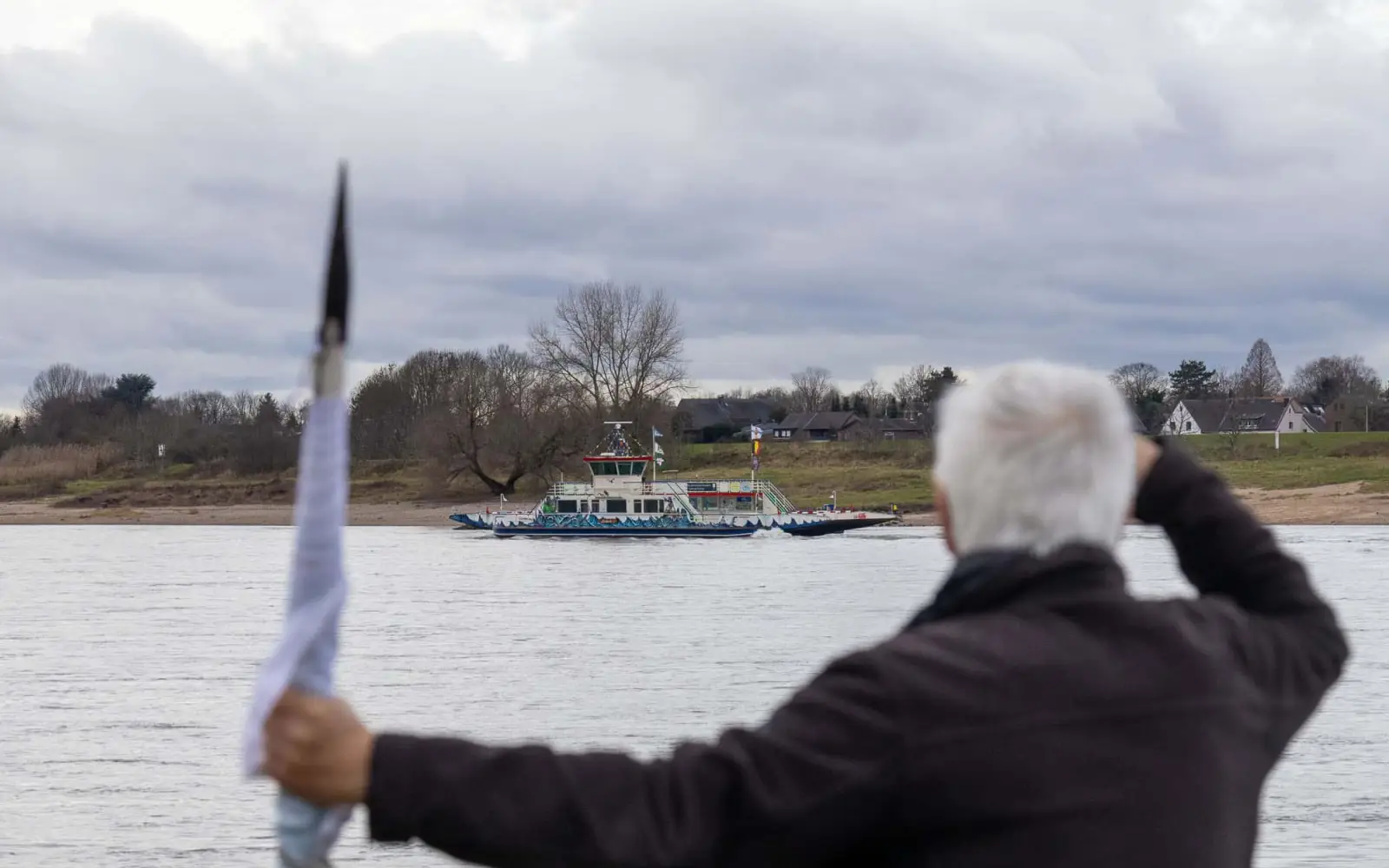 Die traditionsreiche Rheinfähre zwischen Kaiserswerth und Langst legte am Freitagmittag zu ihrer vorerst letzten Fahrt ab. Foto: ah