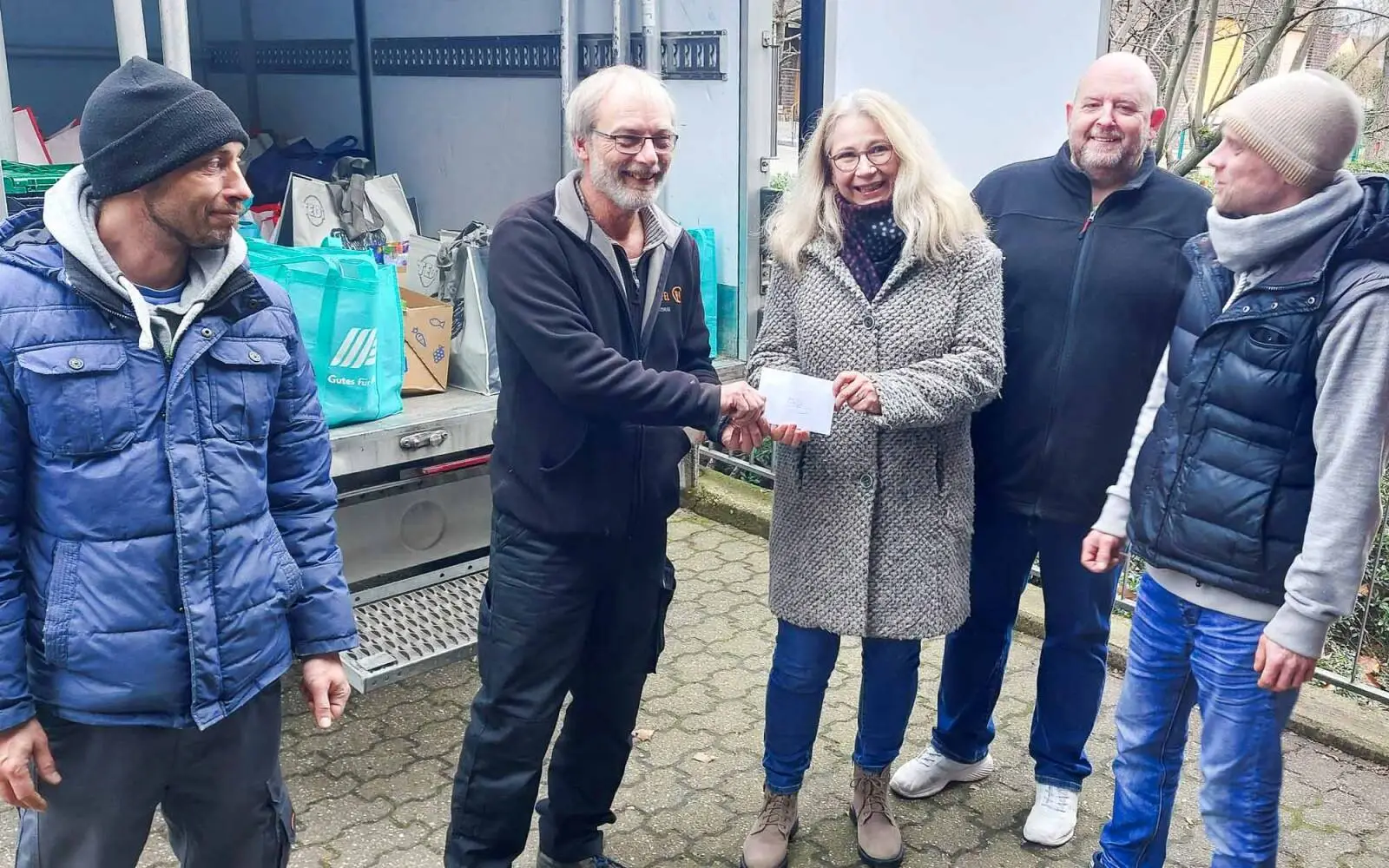 Simone Claaßens-Runge und Michael Schilling (2. von rechts) übergaben die Tüten mit haltbaren Lebensmitteln an die Duisburger Tafel. Foto: privat