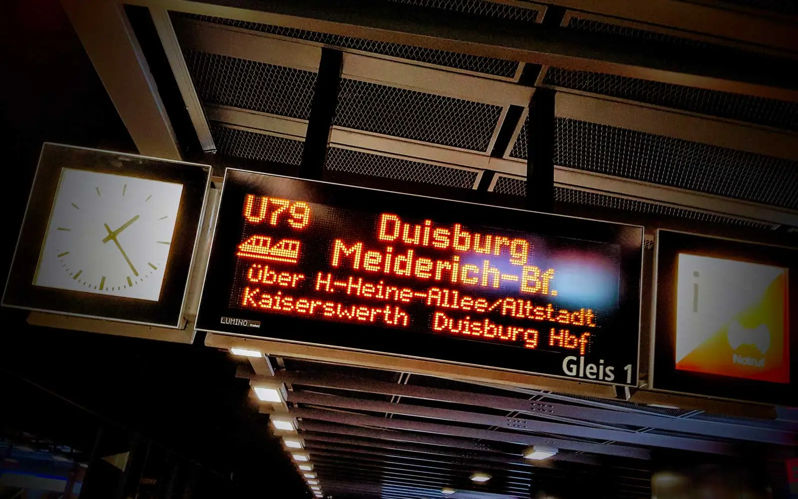 Entgegen Bodos Reiserichtung zeigt die digitale Anzeige hier die Linie U79 in Fahrtrichtung Duisburg-Meiderich. Symbolfoto: ah