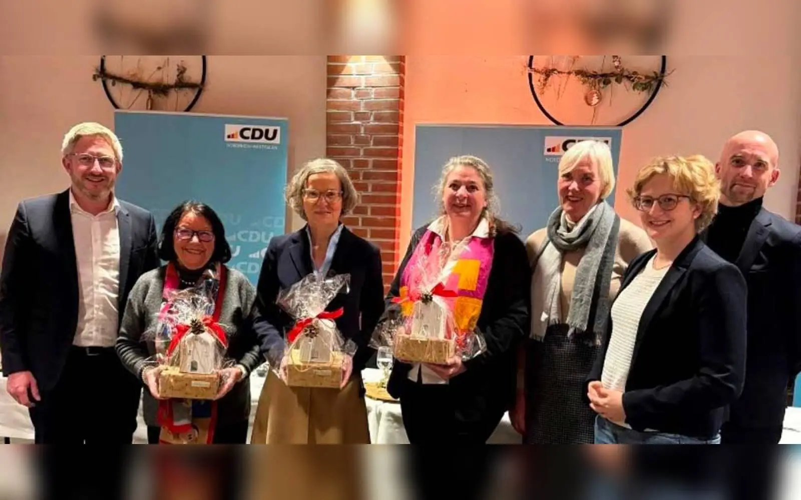 Gratulierten der Huckingerin Bianca Seeger (Mitte) zu ihrer Wahl (von links): Hendrik Dierichs, Rita Fritz, Ina Scharrenbach, Bianca Seeger, Dr. Anette Bunse, Dr. Judith Oppermann (Kreisvorsitzende Frauen Union Bottrop) und Christian Große Kreul. Foto: privat