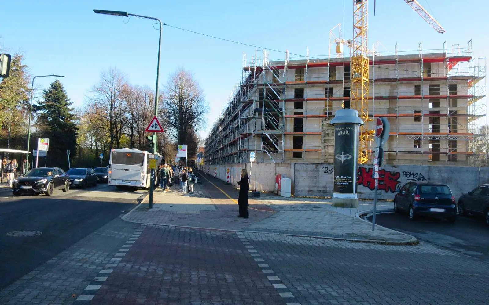Hochhäuser entlang der Alten Landstraße. Die wenigen, nur einseitig neu gepflanzten Bäume kommen nicht zur Geltung. Foto: hs