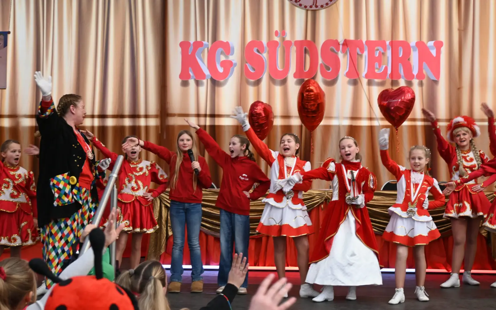 Neue Kinderprinzessin auf dem Südstern in Serm ist Lena I. (Hansen, 3. von rechts). Sie überrnahm das Amt von ihrer Vorgängerin Annie (4. von links). Foto: sam