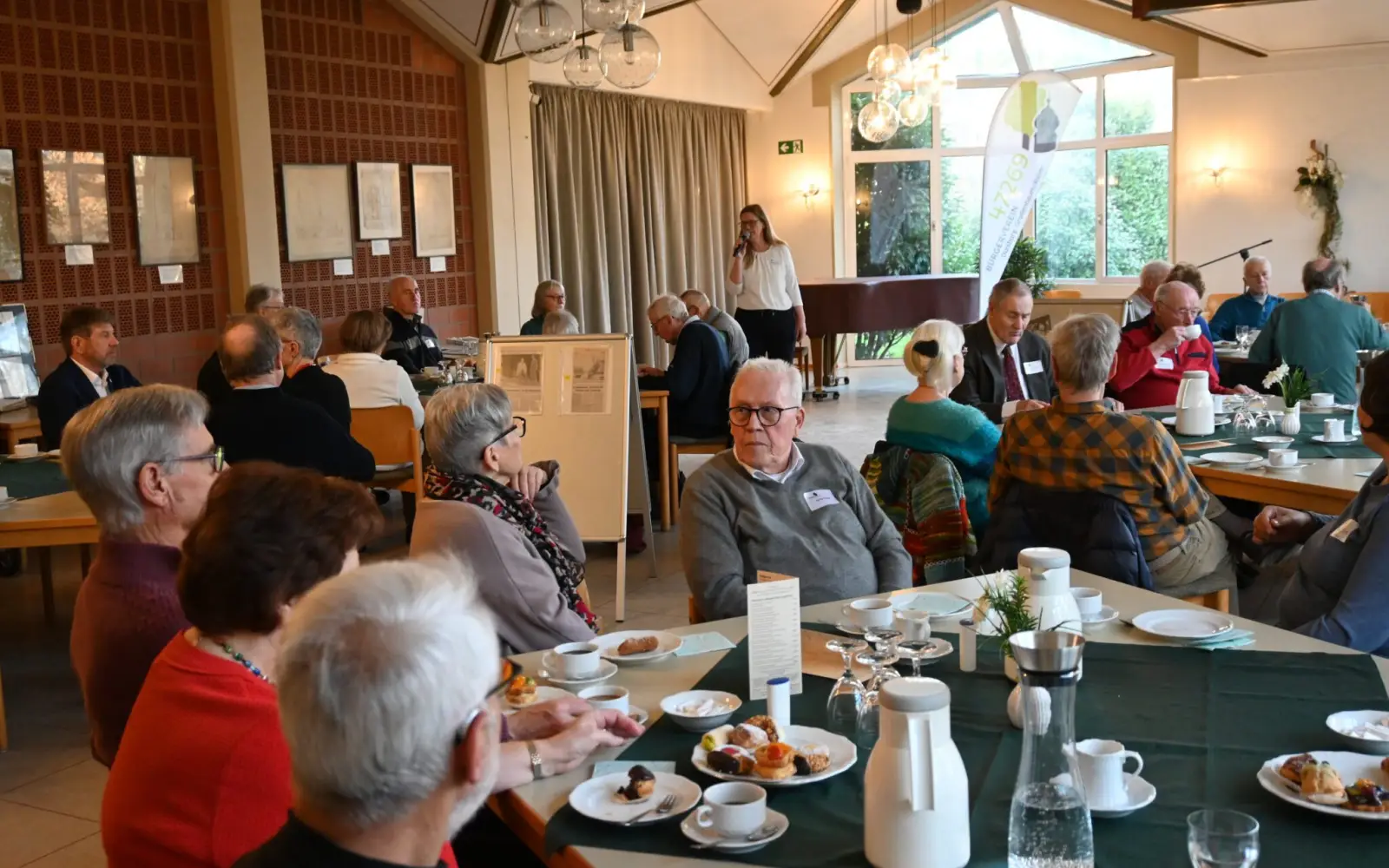 Mehr als 40 langjährige Mitglieder des Bürgervereins Großenbaum-Rahm waren der Einladung gefolgt, sich bei einem Kaffeetrinken auszutauschen. Foto: sam