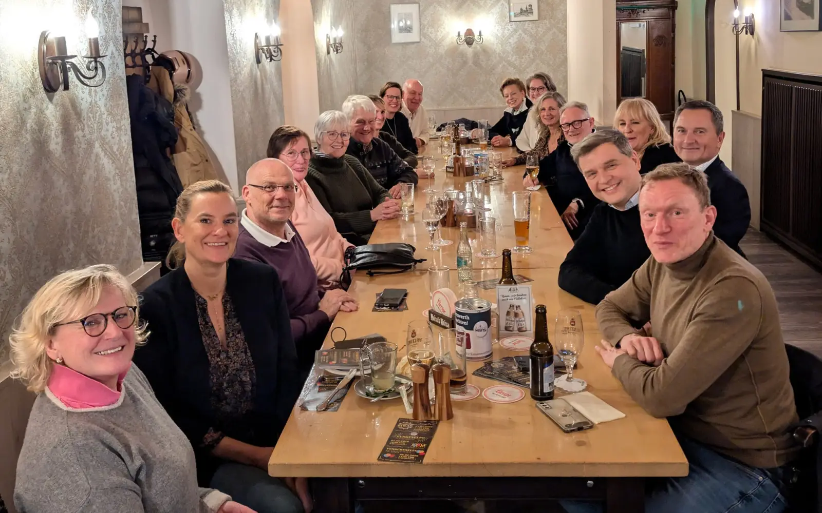 Die Mitglieder des Vereins Wir Kaiserswerther starteten im Restaurant Zum Einhorn gemeinsam und gut gelaunt in das neue Vereinsjahr. Foto: privat