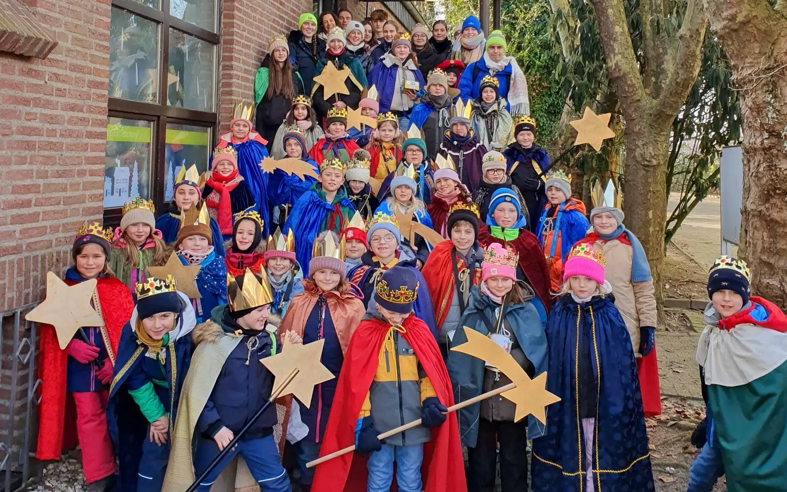 Rund 120 Kinder und Jugendliche trotzten dem winterlichen Wetter in Angermund: Als Sternsinger brachten sie den Segen zu den Menschen und sammelten beeindruckende 12.000 Euro für benachteiligte Kinder. Foto: privat