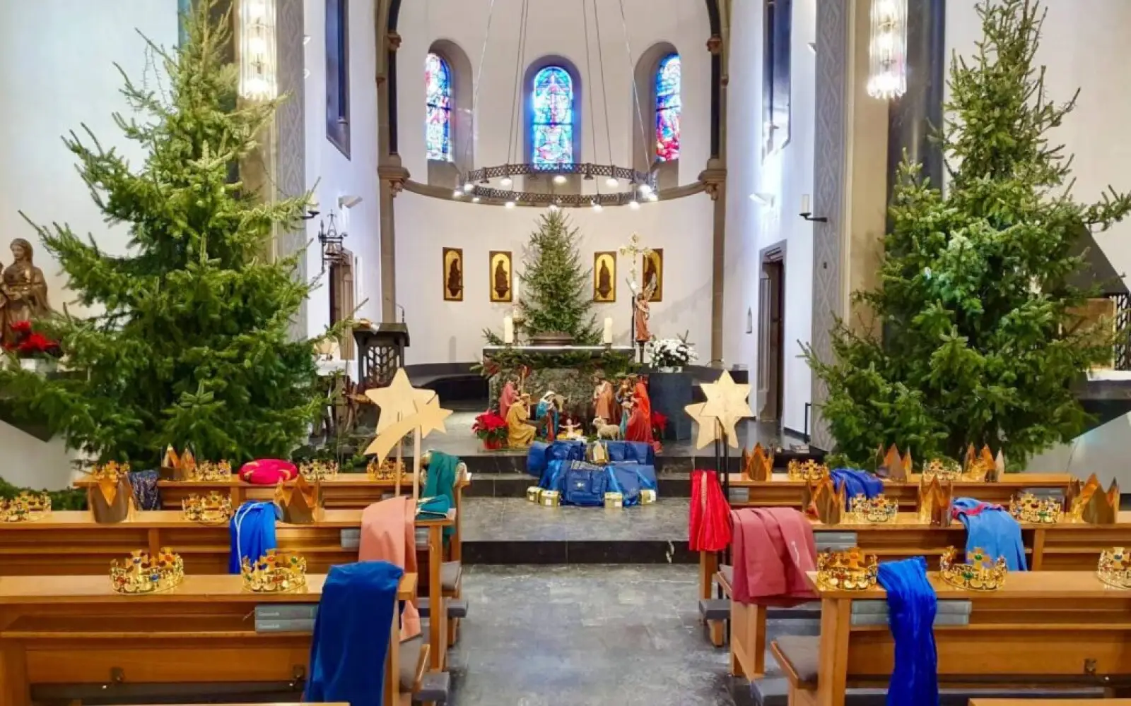 Bestens vorbereitet für die feierliche Aussendung: In der Kirche lagen die bunten Gewänder, Kronen und Sterne für den Einsatz der Sternsinger bereit. Foto: privat