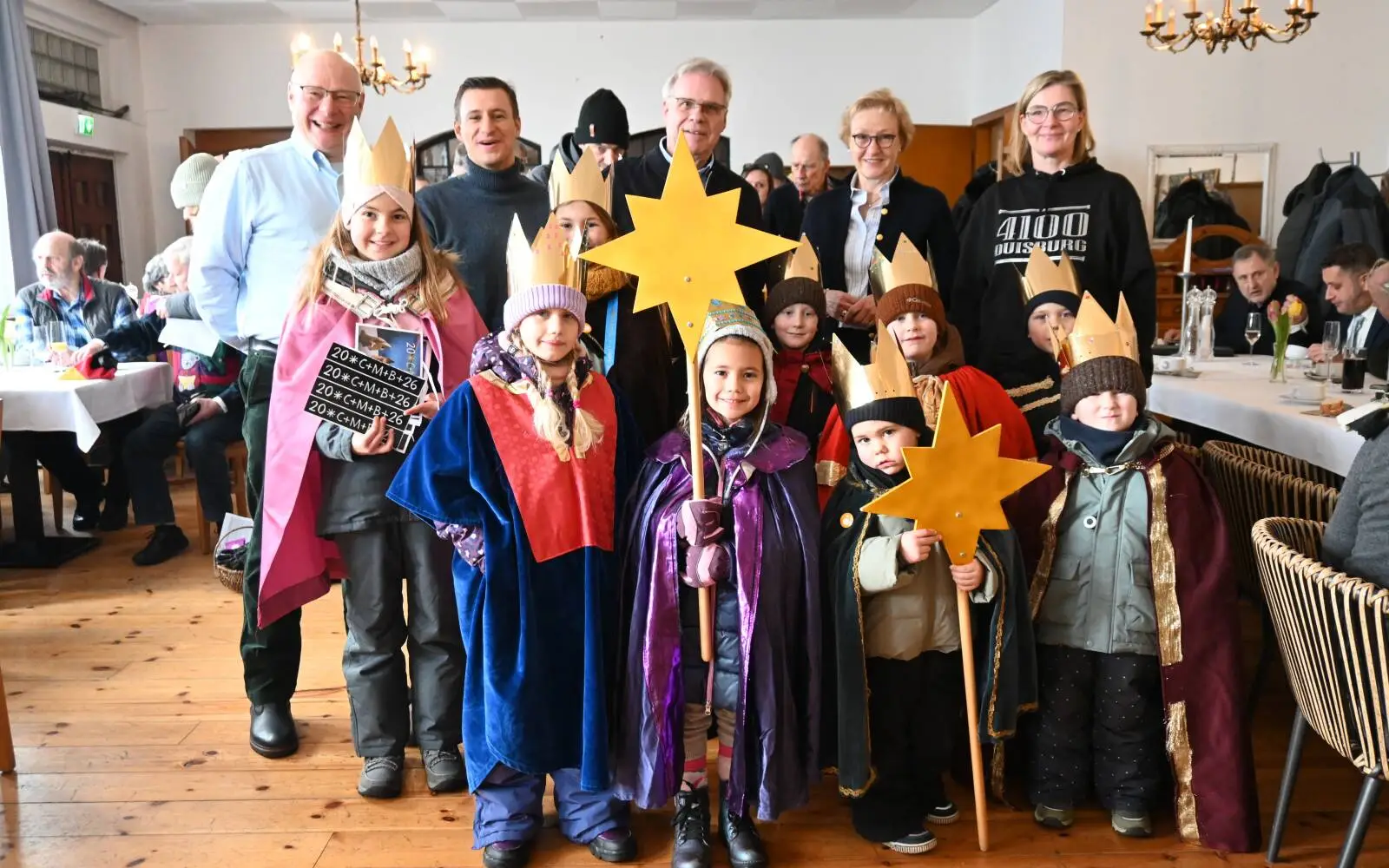 Mitglieder des Vorstands des Bürgervereins Serm begrüßten in der „Schenke“ auch die Sternsinger. Foto: sam