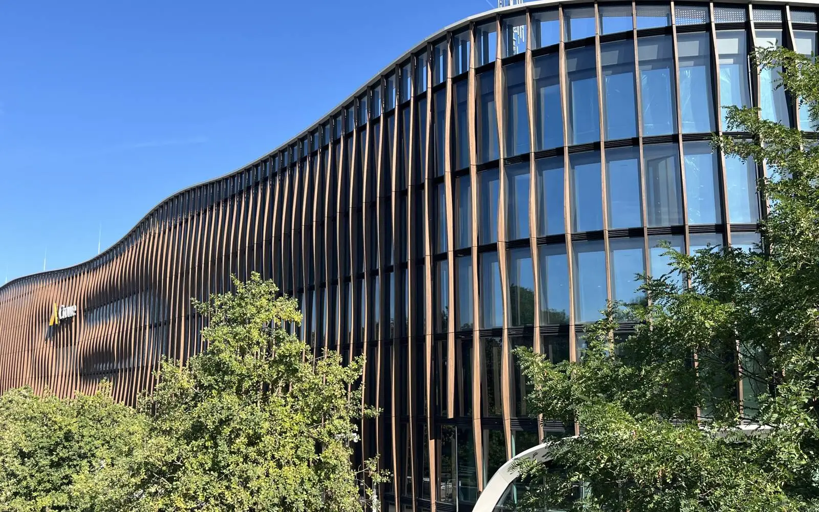 Die geschwungene Außenfassade fügt sich schön ins Gesamtbild. Foto: privat