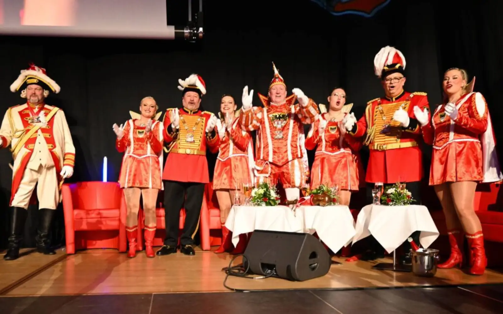 Der HDK hatte ein stimmungsvolles Programm vorbereitet, das Prinz Toni mit seiner Crew nach der Kürung von der Bühne aus verfolgte. Foto: sam
