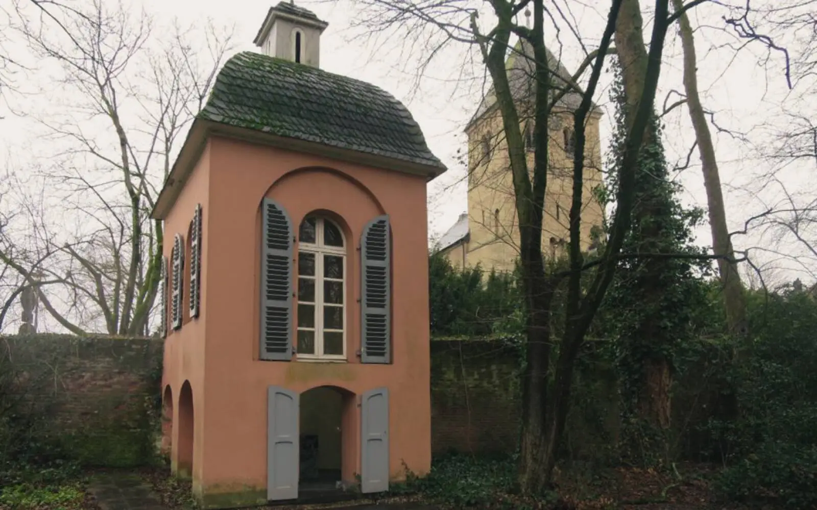 Die Lasalle Gedenkstätte in Kalkumer Schlossparkt. Im Hintergrund die romanische Kirche St. Lambertus. Foto: hs