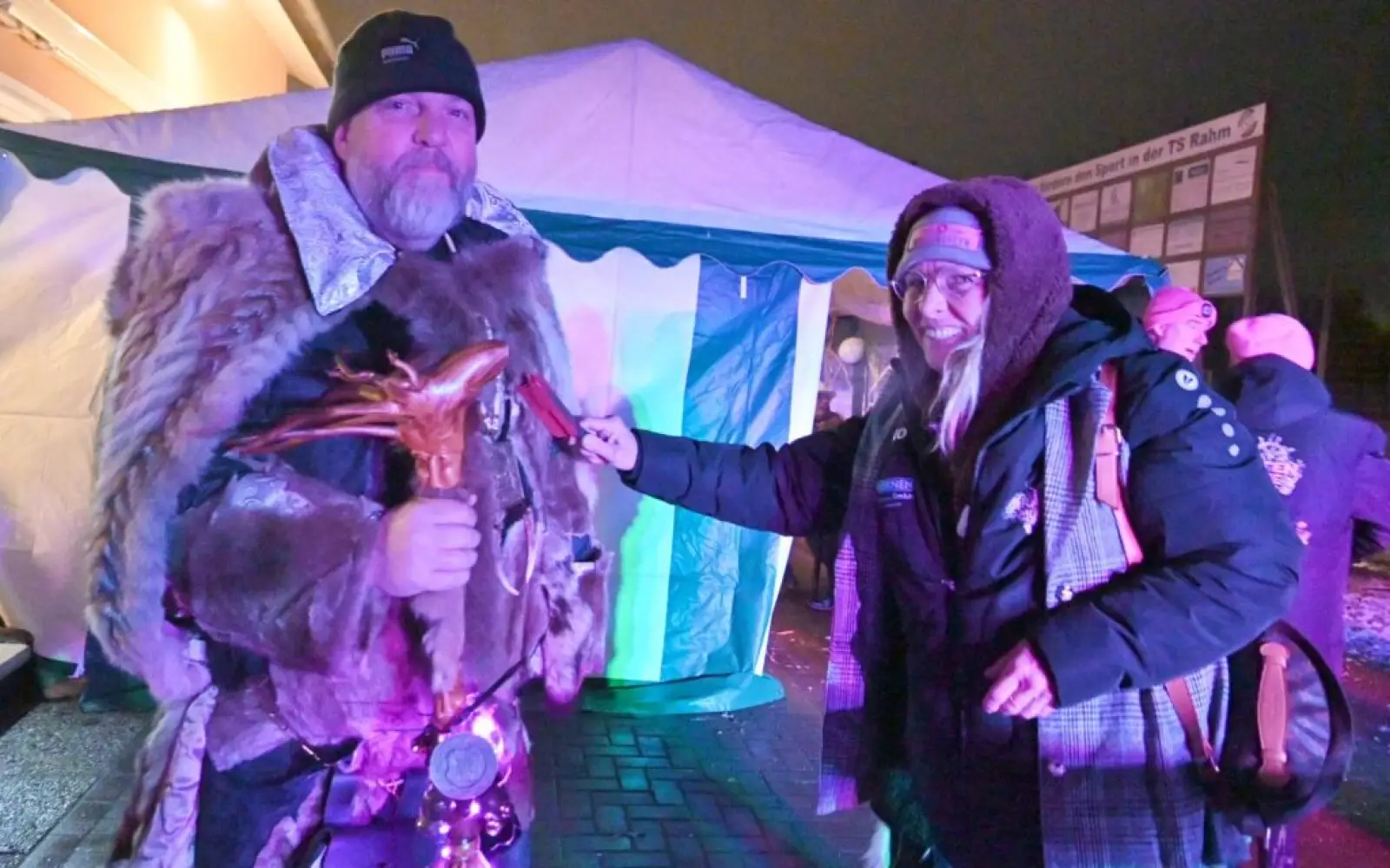 Kapitänin Sillie Danner von den „Piraten des Südens“ lief mit der Bürste umher, um die Felle zu ehren, zu reinigen und zu würdigen. Foto: sam