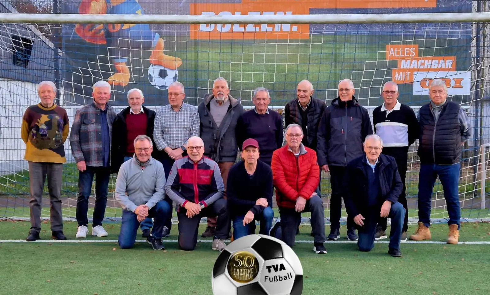 Zum 50-jährigen Jubiläum trafen sich die ehemaligen Spieler erneut auf dem Fußballplatz für ein aktuelles Gruppenfoto. (von links) Johannes Kohlhaus, Ferdi Müller, Wolfgang Hümbs, Manfred Voss, Harry Schouten, Willi Jakobs, Hermann Schubert, Bernd Polz, Michael Polz und Jürgen Thode. In der vorderen Reihe knien (von links) Kurt Ehrkamp, Helmut Voss, Detlef Feldmann, Klaus Buschhaus sowie Gerd Kuckelkorn. Foto: ah