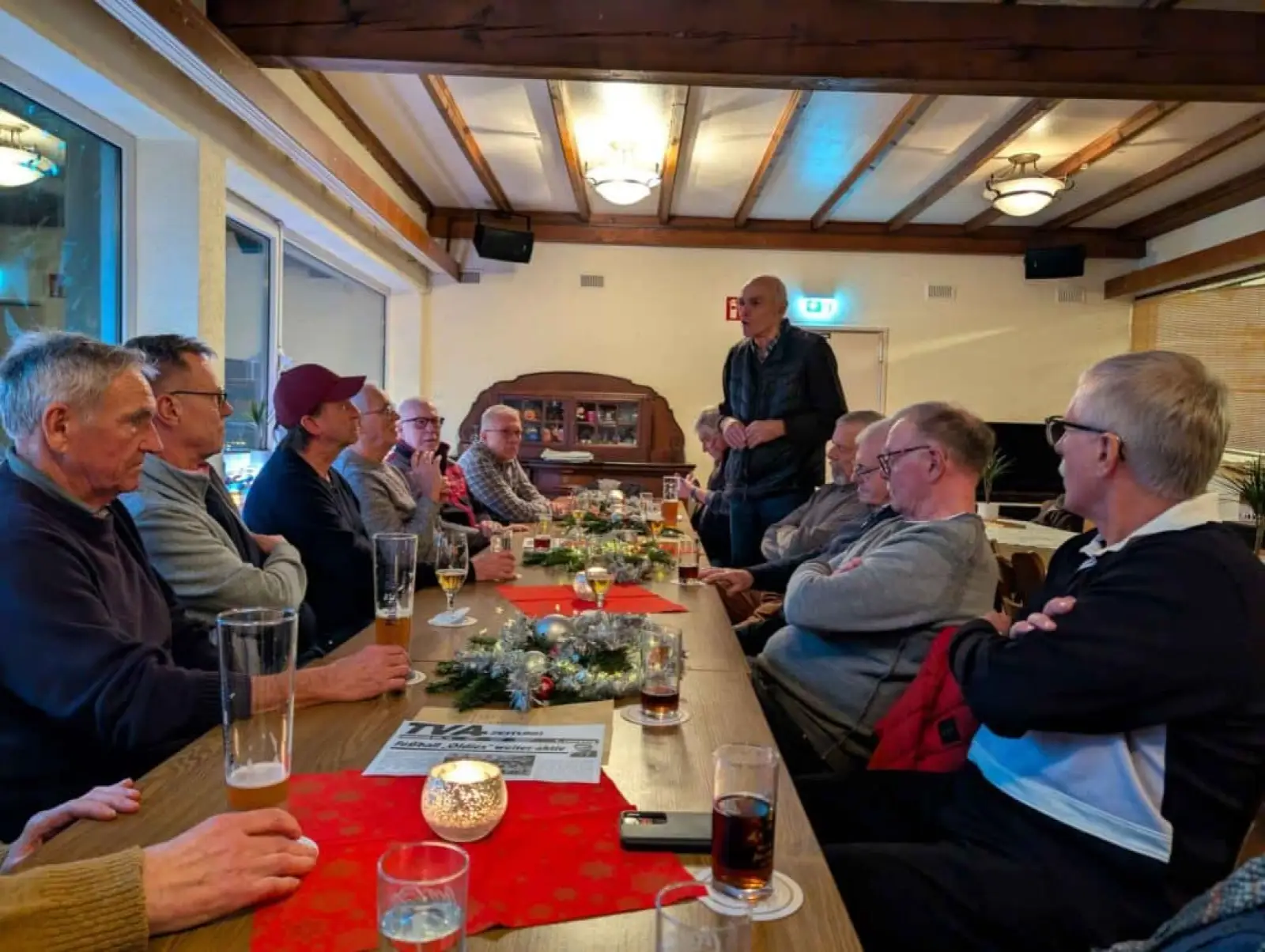Die Mannschaftskameraden feiern ihr Jubiläum in geselliger Runde bei einem Treffen in der TVA-Gaststätte. Foto: ah