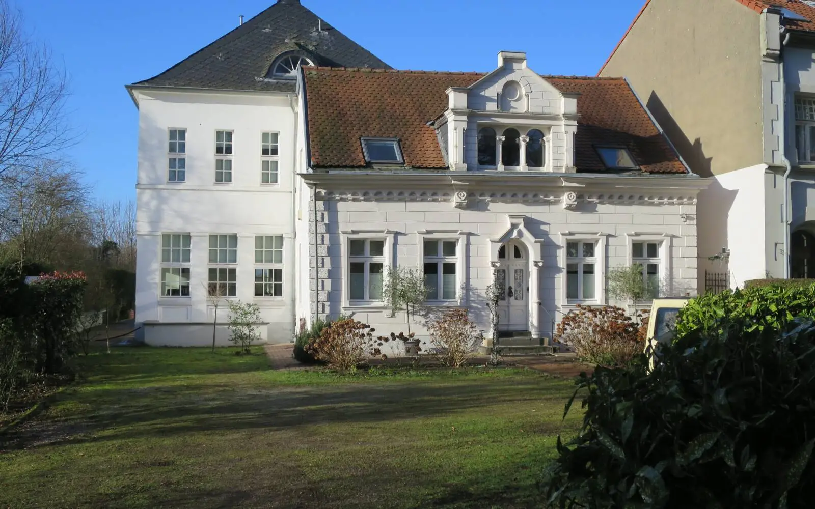 In diesem Haus direkt am Rhein in Kaiserswerth wohnte die Familie Eulenberg ab 1905. Herbert Eulenberg nannte es „Haus Freiheit“. Es ist noch heute in Familienbesitz. Foto:hs