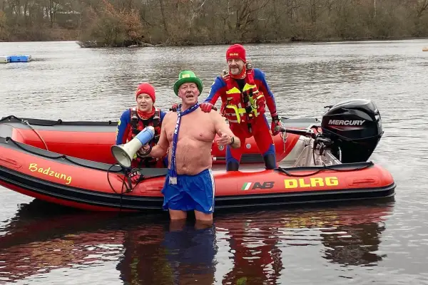 Eisiger Wind beim Neujahrsschwimmen: 200 Mutige sprangen in den Barbarasee