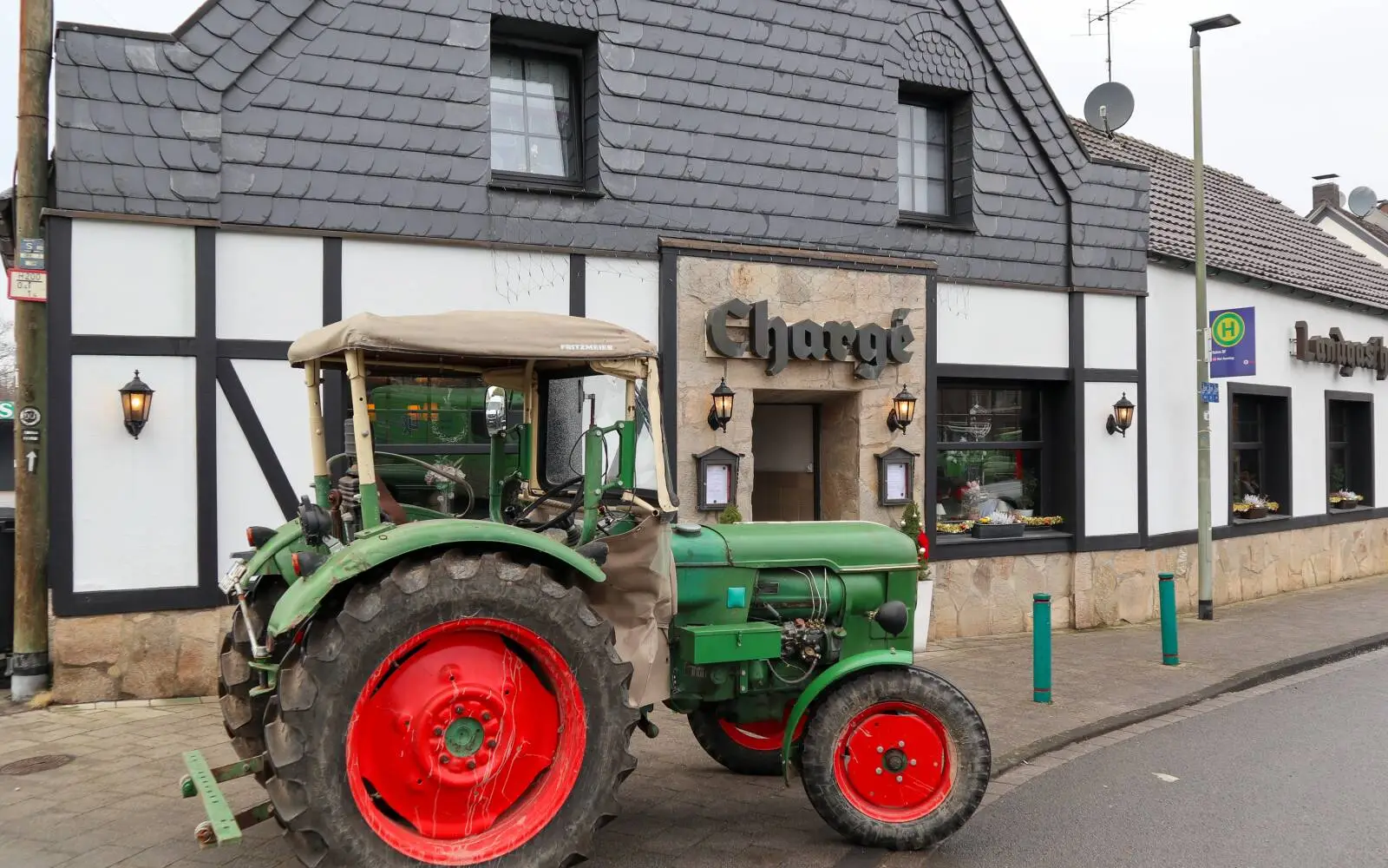 Für den Chef – Herbert Fettweis – blieb leider kein anderer Platz mehr als direkt vor dem Restaurant! Foto: vj