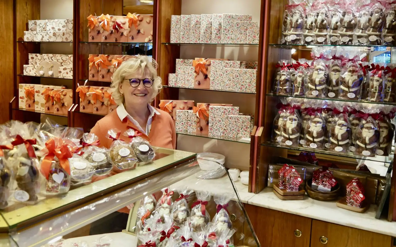 Gundi Schuster ist das Herz des Hauses und sorgt in ihrem Café persönlich für eine familiäre Atmosphäre. Foto: cj