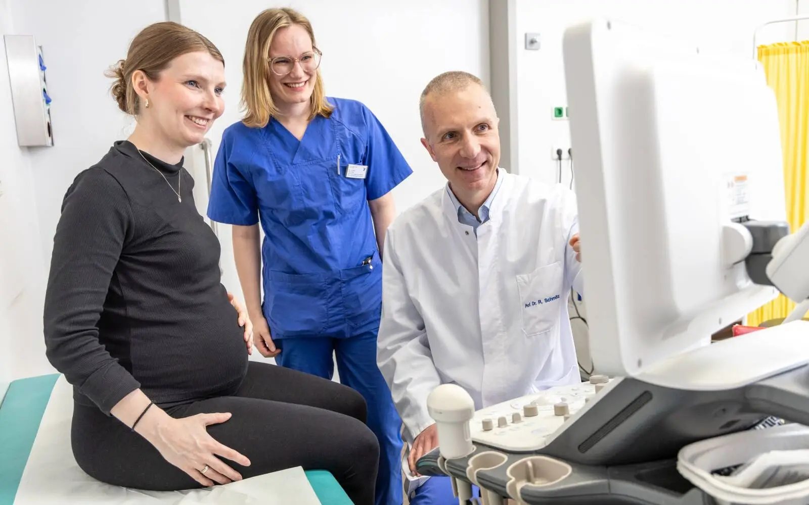 In der Klinik für Geburtshilfe werden Mehrlingseltern gezielt unterstützt. Auf dem Foto: Chefarzt Prof. Dr. med. Ralf Schmitz und Oberärztin Dr. med. Anna Solin mit einer Schwangeren. Foto: Kaiserswerther Diakonie/Barbara Bechtloff