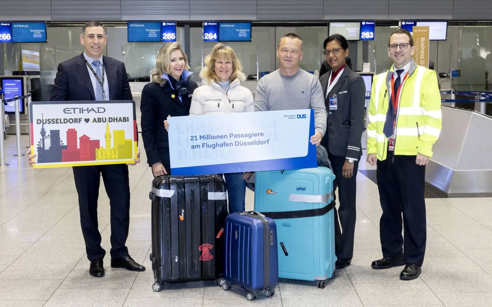Eine nachweihnachtliche Bescherung erlebte der 21-millionste Fluggast des Jahres: Dorit Golling wurde zusammen mit ihrem Ehemann Maik Golling von Mitarbeitenden des Flughafens Düsseldorf und der Etihad Airways überrascht. Foto: Flughafen Düsseldorf / Andreas Wiese