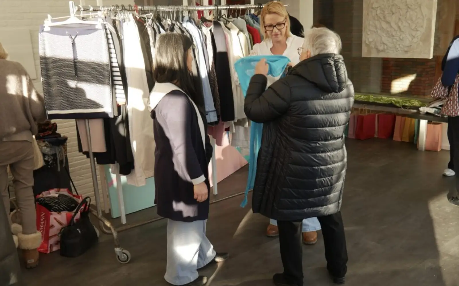 Mit viel Freude begutachteten die Teilnehmerinnen die Kleidungsstücke und wurden von den Helferinnen beraten. Foto: cj