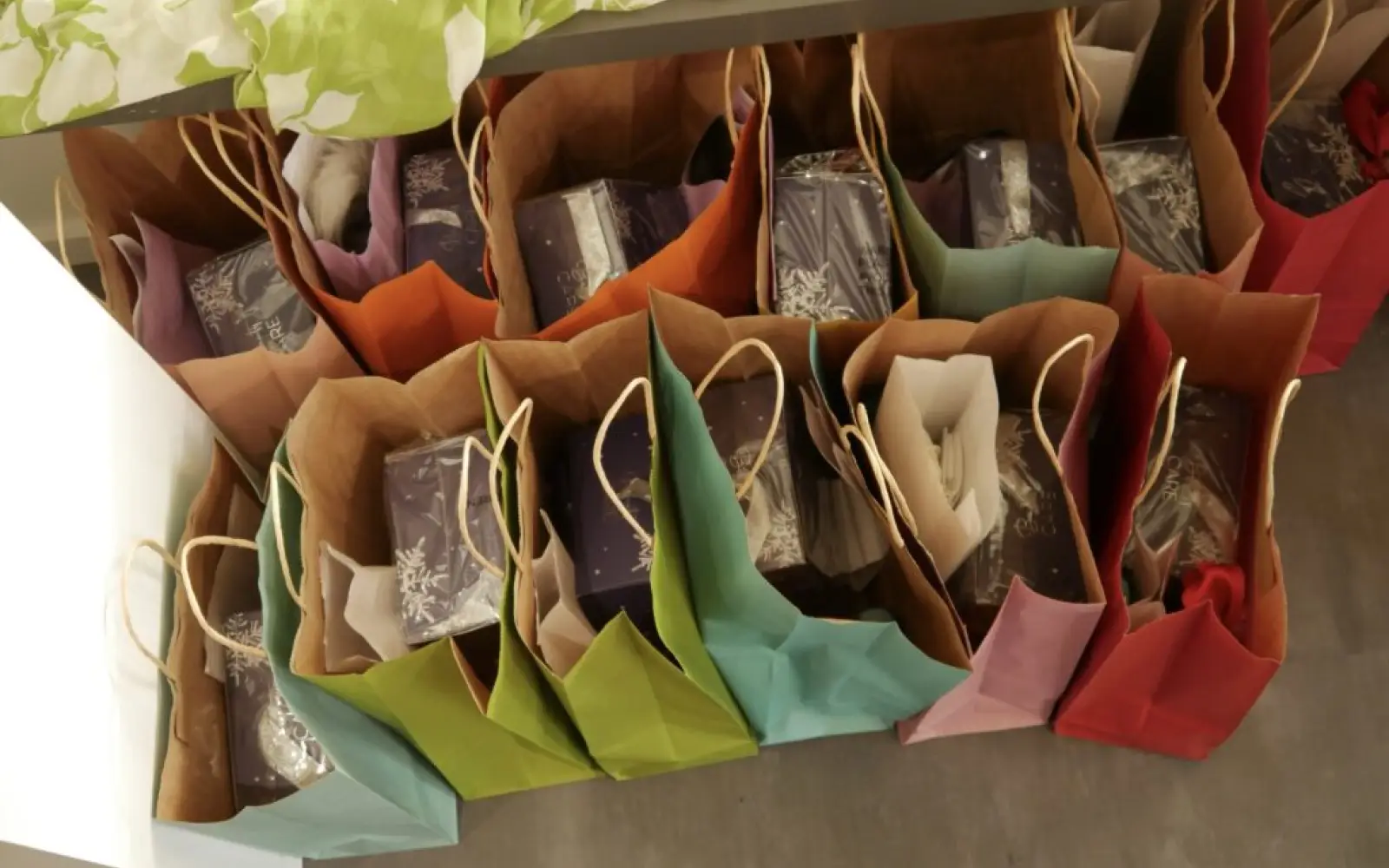 Für jede Besucherin gab es zum Schluss eine Geschenke-Tüte. Foto: cj