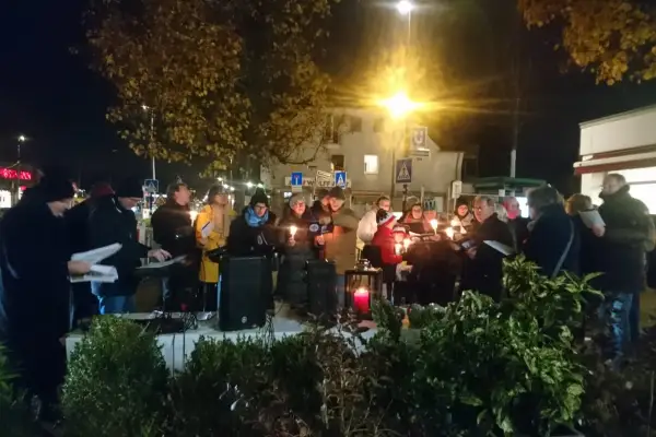 Gemeinsames Adventssingen in Lohausen – Tradition unter freiem Himmel