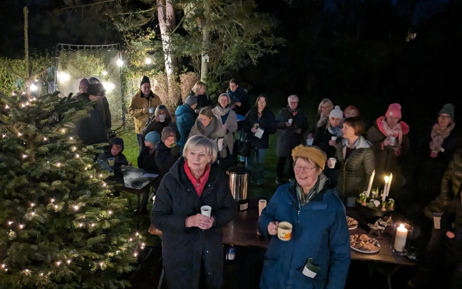In gemütlicher Atmosphäre die Adventsabende genießen: Das ist beim lebendigen Adventskalender möglich. Foto: Tim A. Küsters