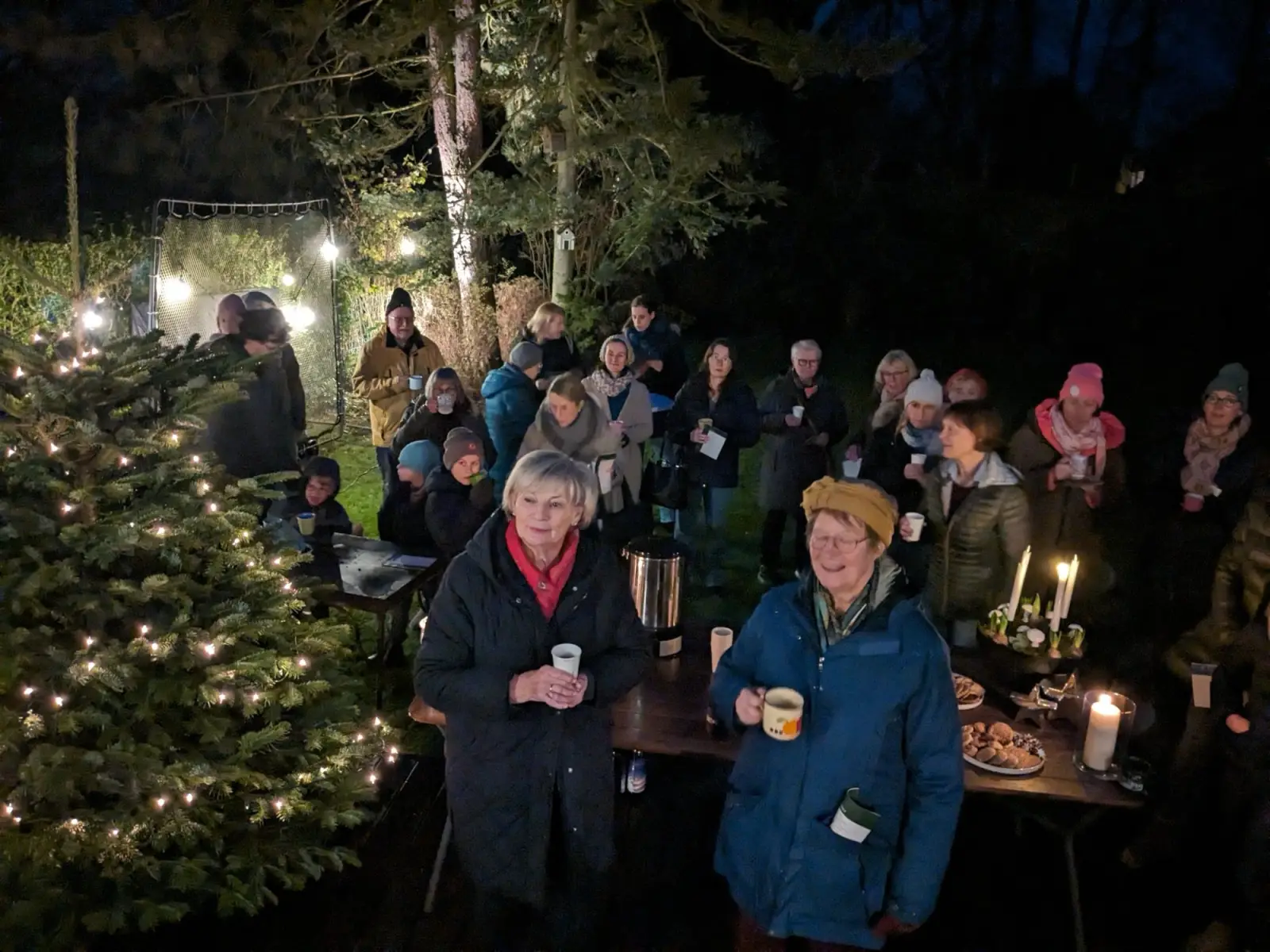 In gemütlicher Atmosphäre die Adventsabende genießen: Das ist beim lebendigen Adventskalender möglich. Foto: Tim A. Küsters