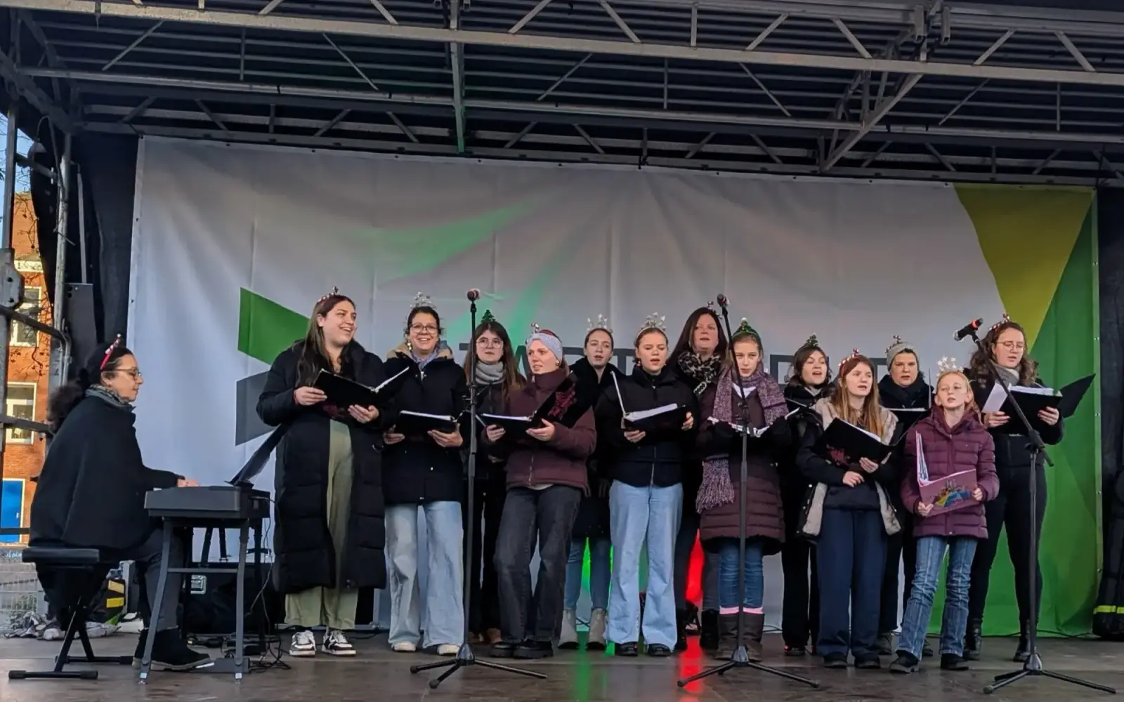 Der Chor The Voices begeisterte im vergangenen Jahr das Publikum mit weihnachtlicher Musik auf der Bühne des Bissingheimer Weihnachtsmarkts. Archivfoto: ah