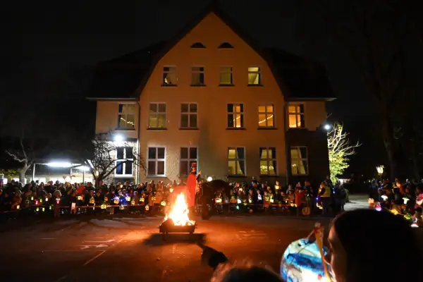 St. Martin: Bunte Laternen leuchteten in den Rahmer Straßen