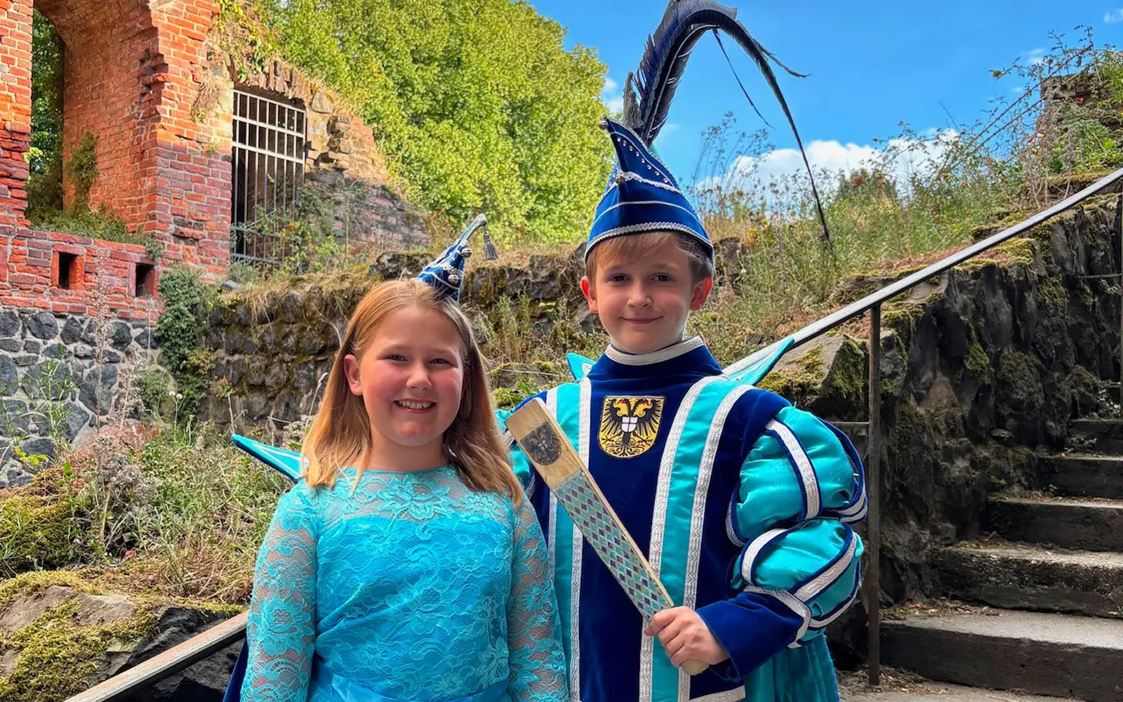 Das designierte Kinderprinzenpaar der Kaiserswerther Karnevalsgesellschaft, Venetia Frida und Prinz Theodor, freut sich sichtlich auf die bevorstehende Kürung. Foto: DKKG