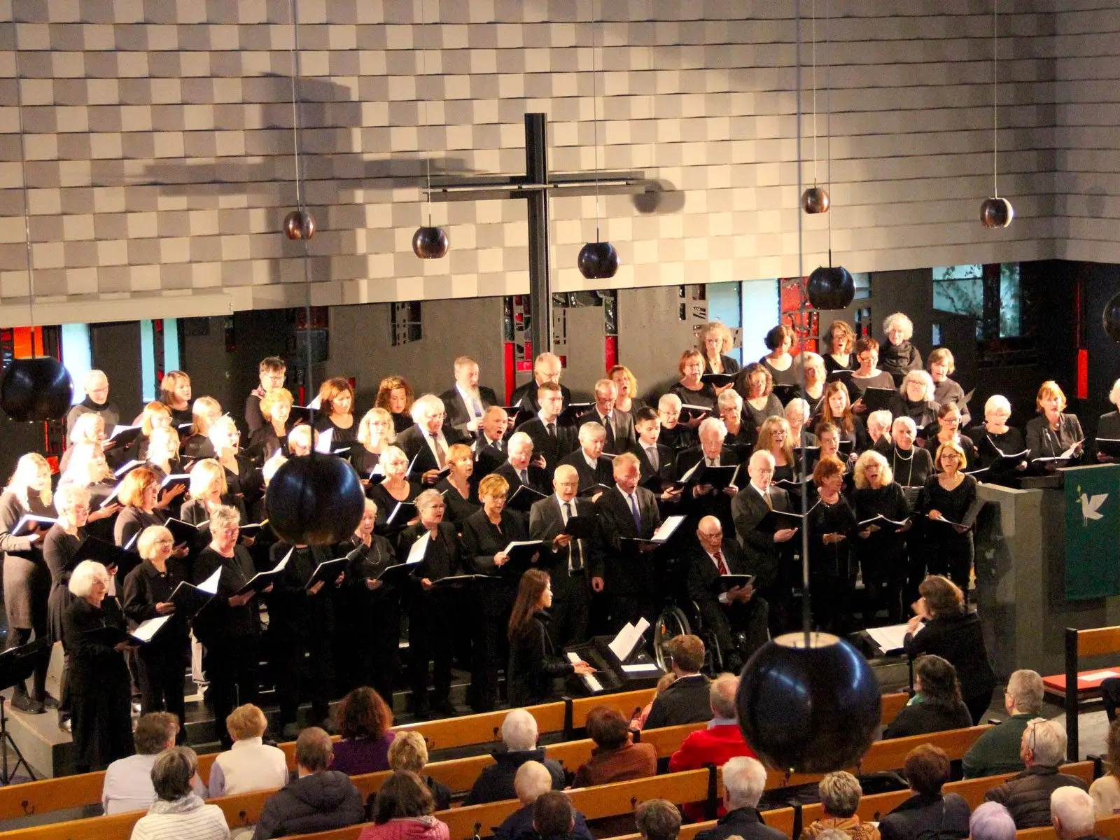 Die Kantorei Großenbaum unter der Leitung von Kantorin Annette Erdmann beteiligt sich an dem Programm unter dem Motto „Klänge des Friedens – Chormusik und Harfe“. Archivfoto: Ralf Bader