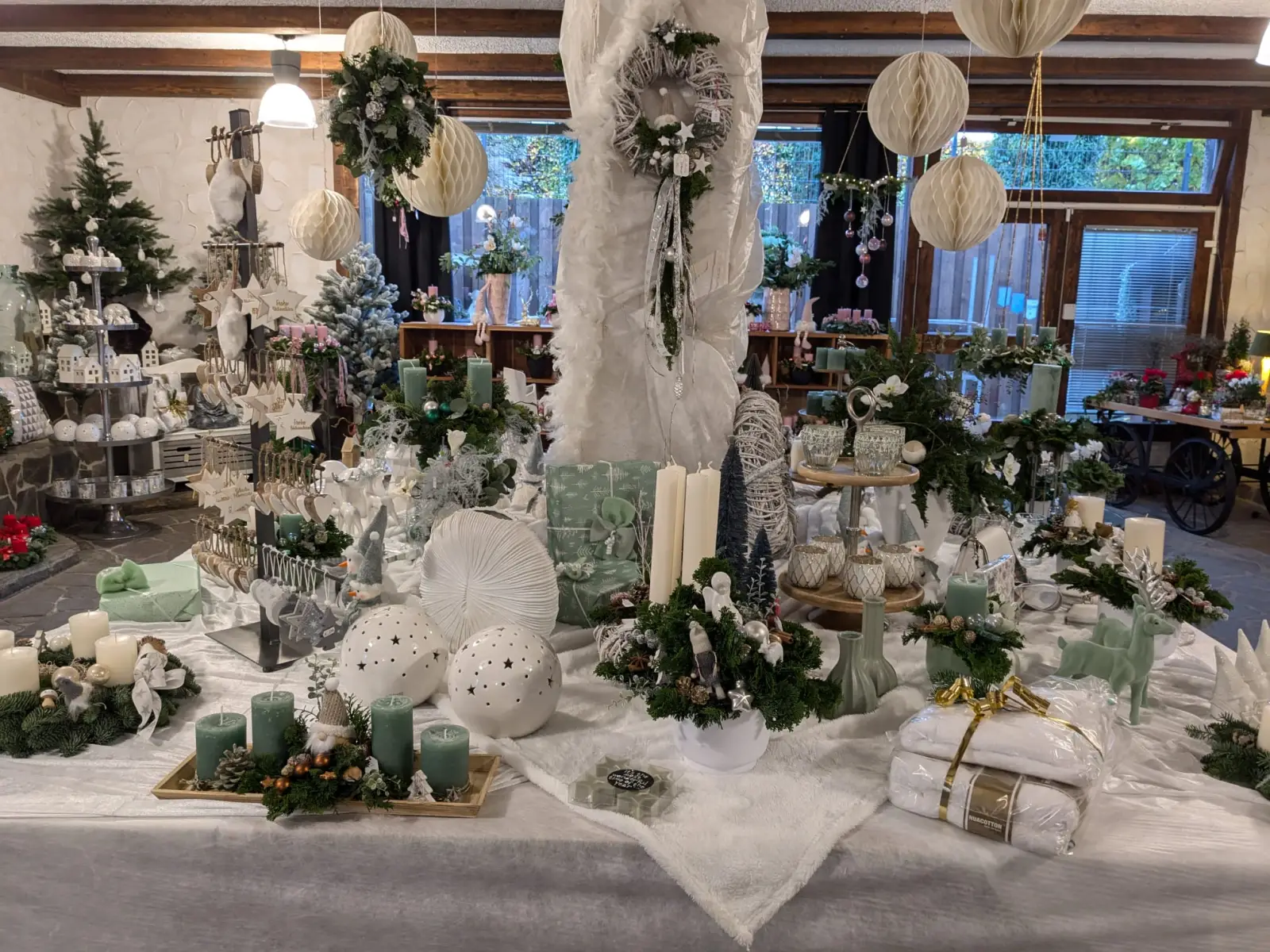 Florale Handwerkskunst steht bei „Rosen Ruland“ im Mittelpunkt. Viele Farben prägen in diesem Jahr die Vorweihnachtszeit. Foto: Rosen Ruland