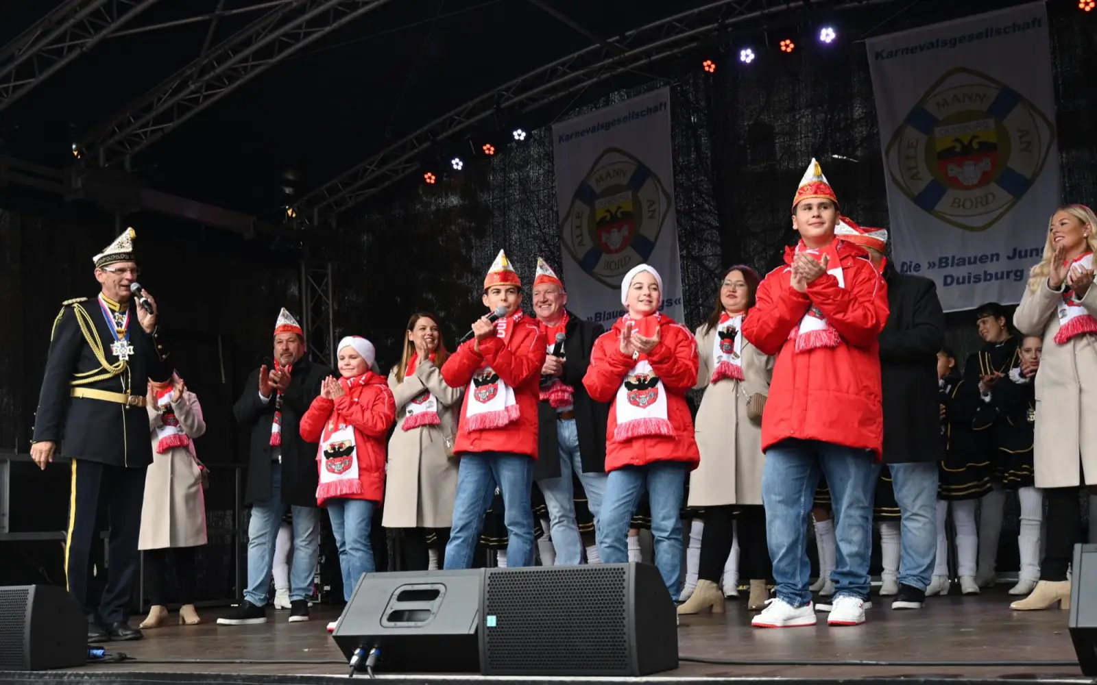 „Wir sind Kinderprinzencrew“, freuten sich die „Blauen Jungs“ über das Treiben der zukünftigen Tollitäten Juls I. und Aileen I. Foto: sam