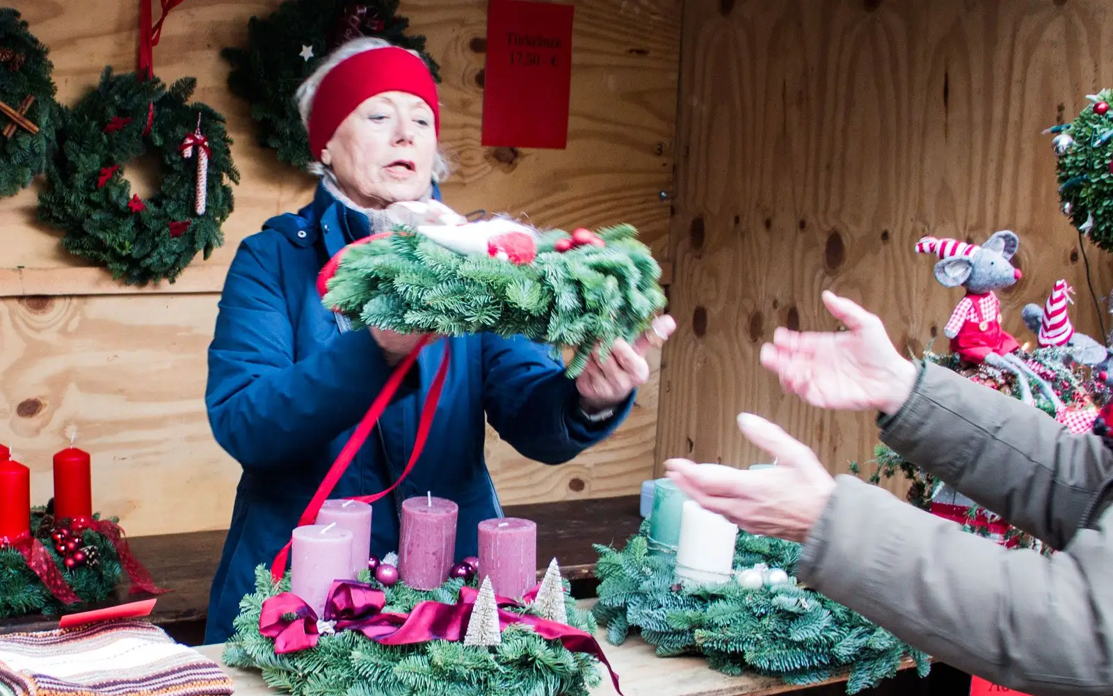 Immer wieder beliebt – der Kauf eines selbstgemachten Adventskranzes. Foto: vj