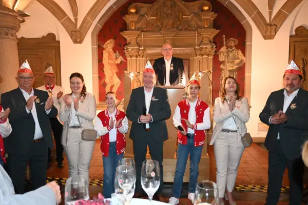Mit Eintrag ins Goldene Buch der Stadt Duisburg: Närrischer Kick-Off im Rathaus