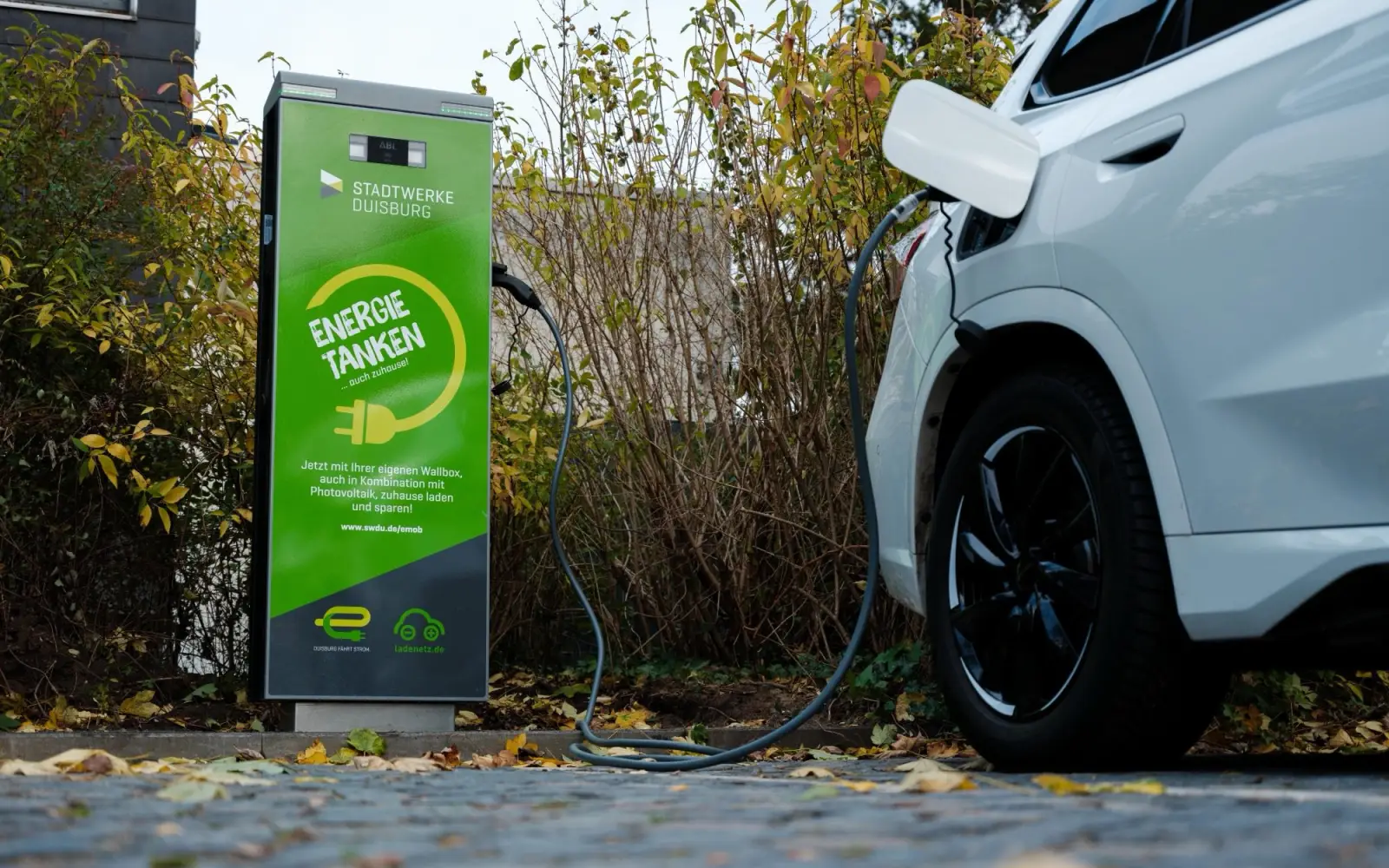 Im Höschegrund in Hüttenheim können Elektroautos ab sofort an zwei neuen Ladepunkten der Stadtwerke Duisburg geladen werden. Foto: Stadtwerke Duisburg