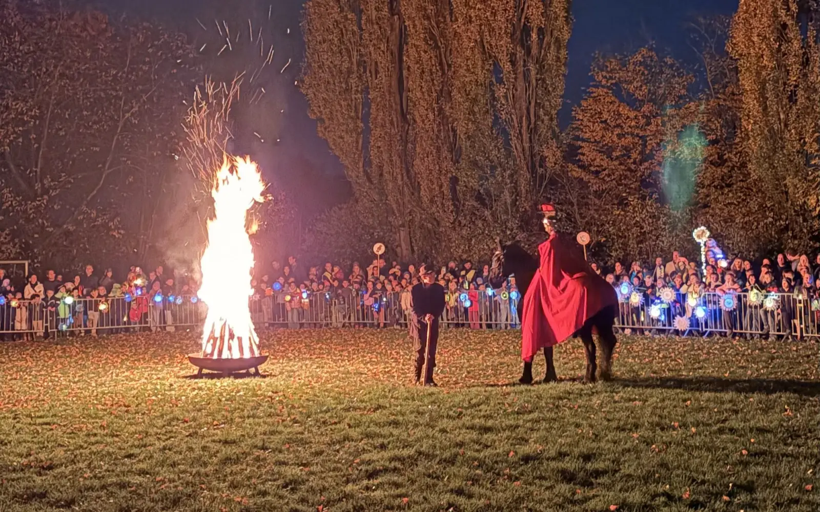 Die Mantelteilung fand klassisch am Feuer statt und Begutachtung vieler Kinderaugen. Foto: cj