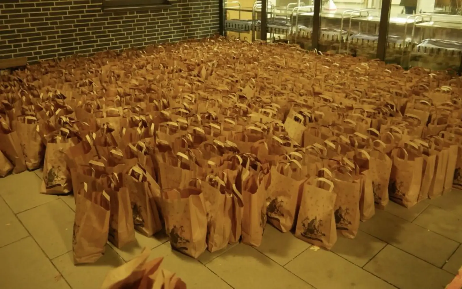 750 Tüten wurden für die Kinder gepackt. Foto: cj