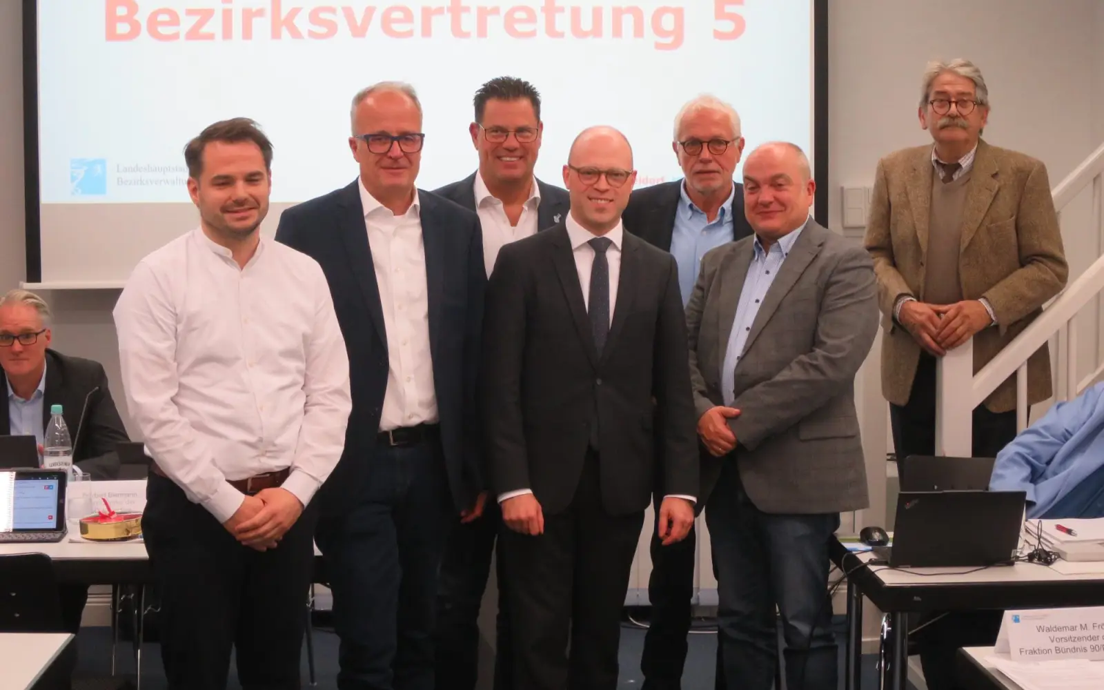 Verabschiedung und ein Danke an Bezirksvertreter: Benjamin Tscholl, Norbert Biermann, Jörg Eicker, Bezirksbürgermeister Benedict Stieber, Ulrich A. Dorprigter, Maurizio Scardino und Jürgen Gocht (von links). Foto: hs