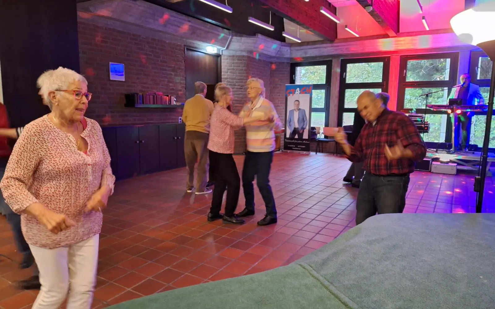 Bei flotter Musik wurde bereits bei vergangenen Partys im Evangelischen Gemeindehaus getanzt. Archivfoto: privat