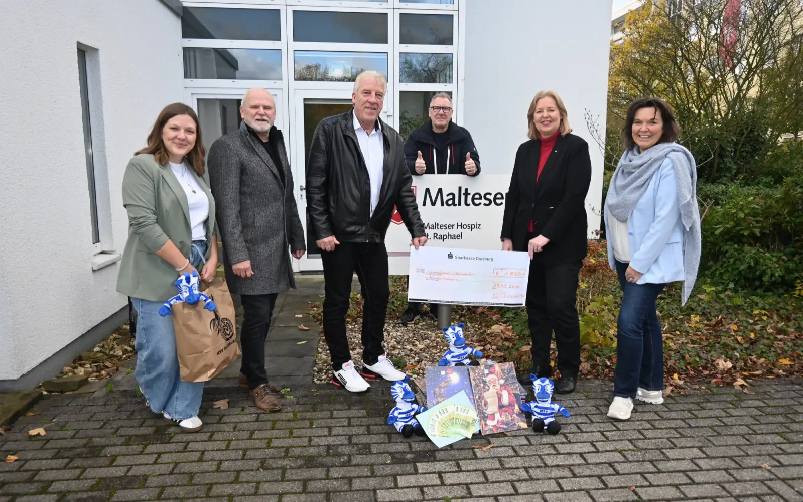 Hatten viel Spaß bei der Scheckübergabe (von links): Christina Jakubiak, Uwe Ernst, Volker und Uwe Hans, Bundesarbeitsministerin Bärbel Bas und Sibylle Franke. Foto: sam