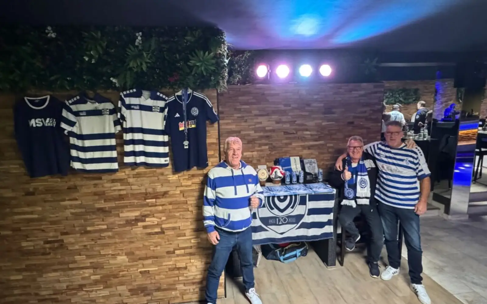 Volker, Uwe und Wolfgang Hans (von links) sind eingefleischte MSV-Fans, die aber auch eine soziale Ader haben. Foto: privat